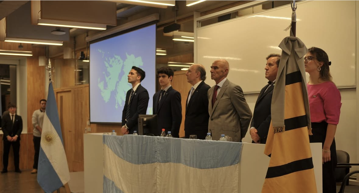 Ceremonia formal con autoridades universitarias y estudiantes