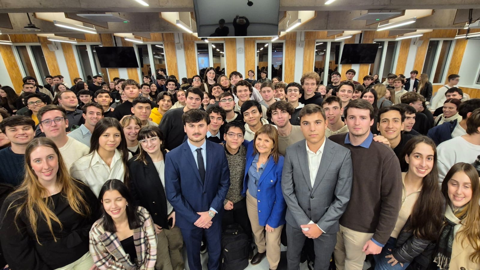 Conferencia educativa con estudiantes y oradores distinguidos en la universidad